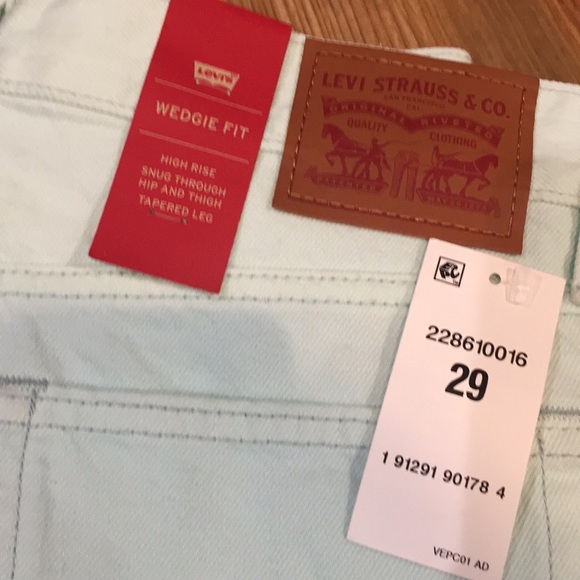 NEW Levi’s Women’s High Rise Cropped Jeans - Picture 2 of 9